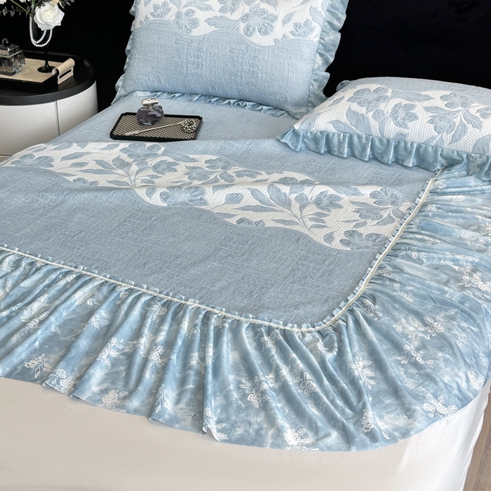 91家纺网 家纺一手货源 找家纺 诺梵家纺 2026新款冰豆豆PE高分子凉感印花床裙款凉席三件套【控价1.5米139 ；1.8米149；2.0米159】 小蛮腰-蓝