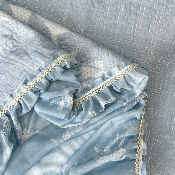 91家纺网 家纺一手货源 找家纺 诺梵家纺 2026新款冰豆豆PE高分子凉感印花床裙款凉席三件套【控价1.5米139 ；1.8米149；2.0米159】 小蛮腰-蓝