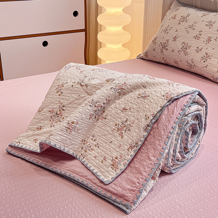 91家纺网 家纺一手货源 找家纺 一比一家纺 2026春夏新款三角针泡芙纱夏被夏凉被空调被四件套 三角针夏被-紫花楹