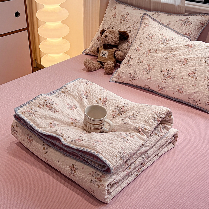 91家纺网 家纺一手货源 找家纺 一比一家纺 2026春夏新款三角针泡芙纱夏被夏凉被空调被四件套 三角针夏被-紫花楹