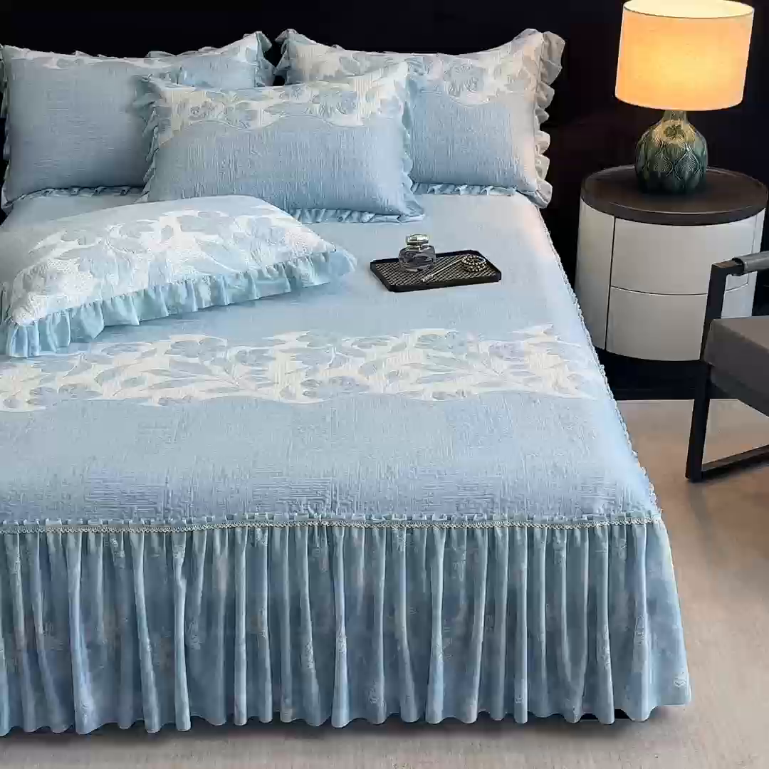 91家纺网 家纺一手货源 找家纺 诺梵家纺 2026新款冰豆豆PE高分子凉感印花床裙款凉席三件套【控价1.5米139 ；1.8米149；2.0米159】 小蛮腰-蓝