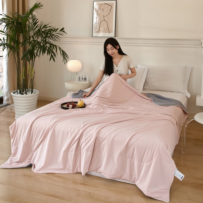 91家纺网 家纺一手货源 找家纺 库里梦家纺 2026新款A类母婴级冰肤凉感夏被锦氨双面凉皮皮夏凉被 凉皮皮-粉灰