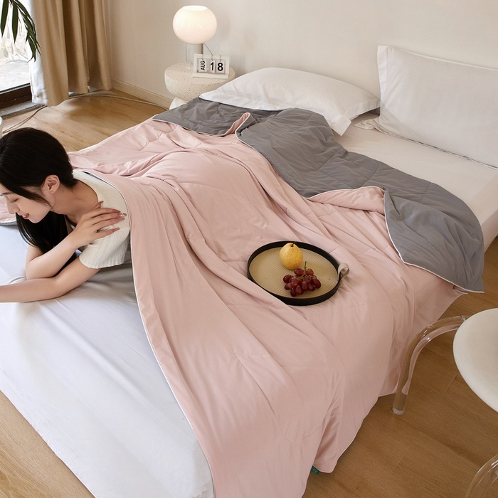 91家纺网 家纺一手货源 找家纺 库里梦家纺 2026新款A类母婴级冰肤凉感夏被锦氨双面凉皮皮夏凉被 凉皮皮-粉灰