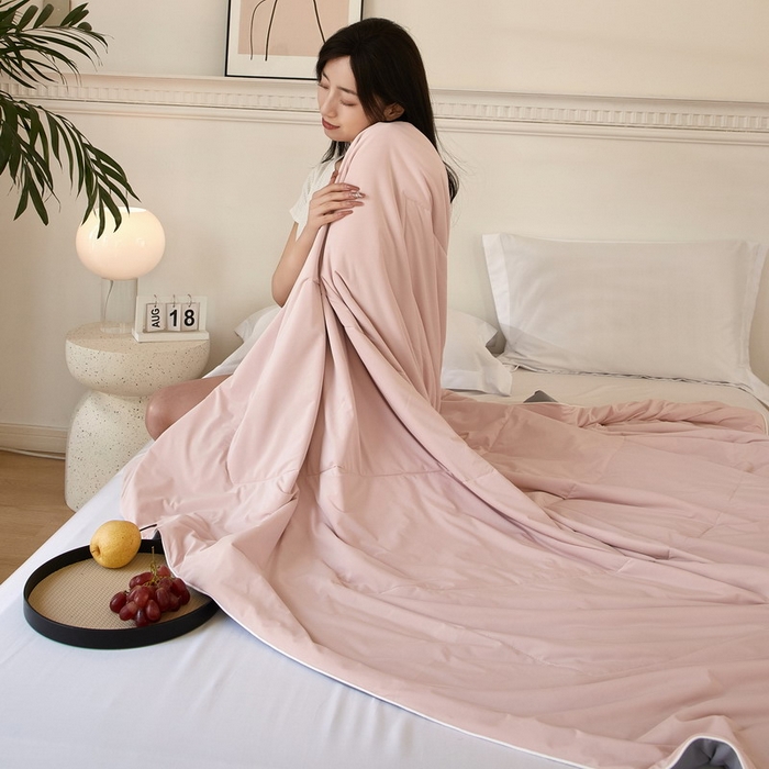 91家纺网 家纺一手货源 找家纺 库里梦家纺 2026新款A类母婴级冰肤凉感夏被锦氨双面凉皮皮夏凉被 凉皮皮-粉灰