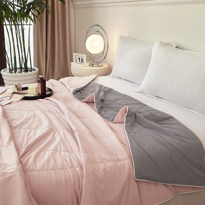 91家纺网 家纺一手货源 找家纺 库里梦家纺 2026新款A类母婴级冰肤凉感夏被锦氨双面凉皮皮夏凉被 凉皮皮-粉灰