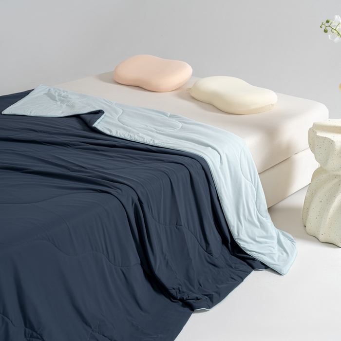 91家纺网 家纺一手货源 找家纺 CINNY馨宜 2026新款A类180g高克重锦氨凉感 冷布丁凉感防蚊即刻凉感夏被 深睡蓝