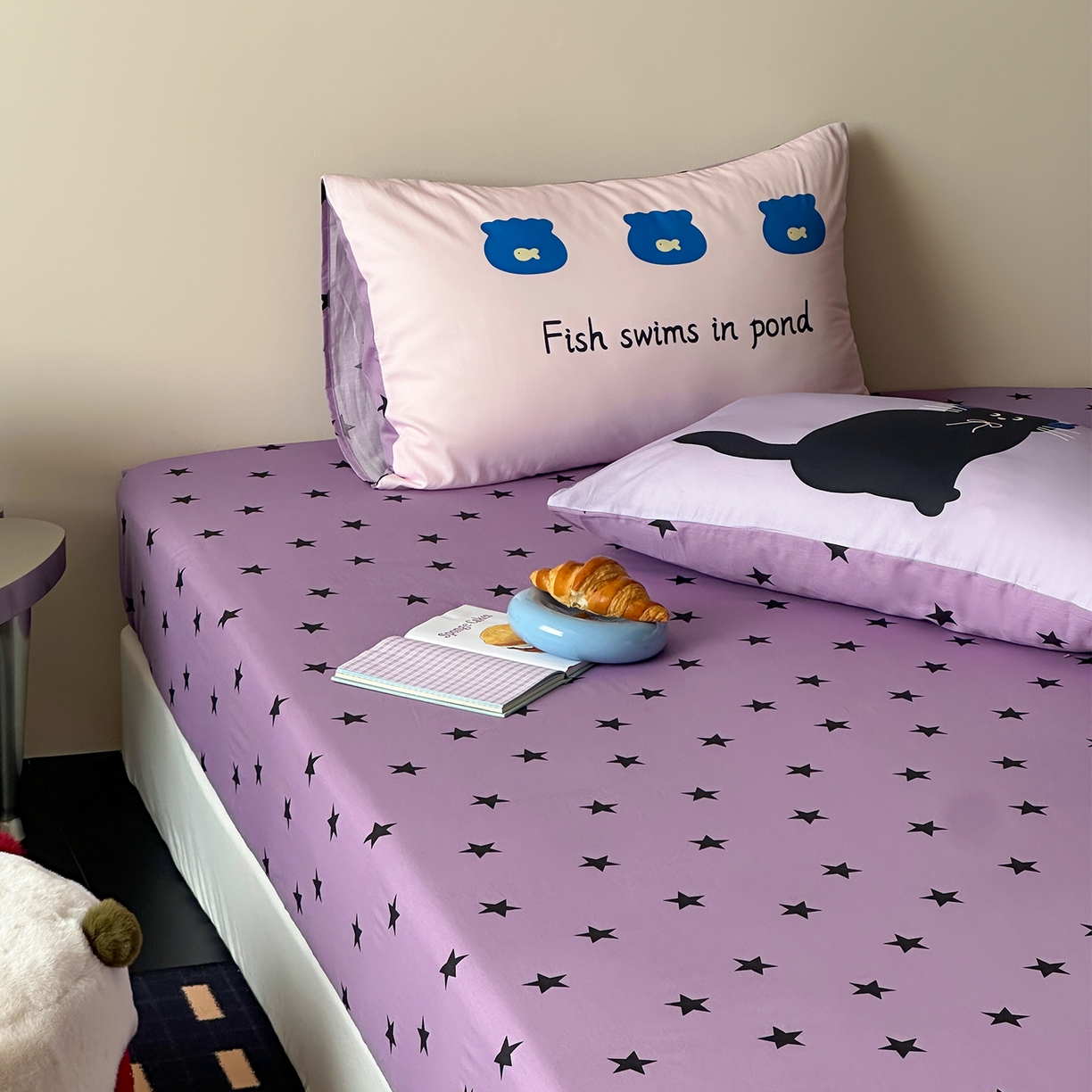 91家纺网 家纺一手货源 找家纺 桃子家居 2026新款A类全棉纯棉水洗简约混搭数码印花条纹星纹复古治愈卡通单品床单床笠系列 水洗棉单品床笠-紫星甜酷猫