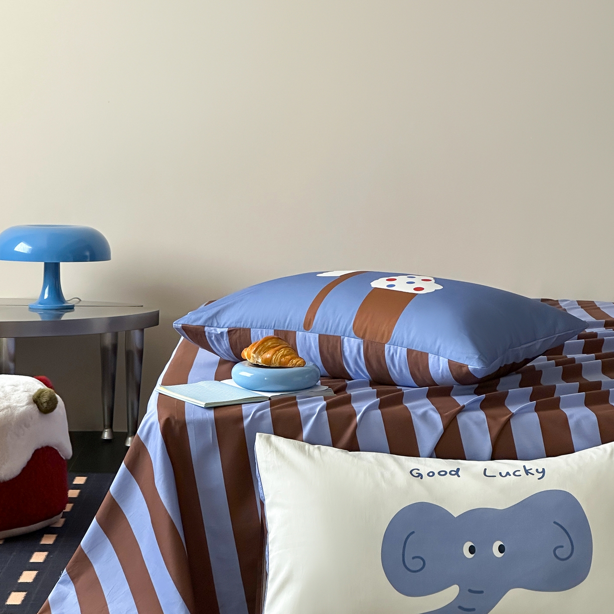 91家纺网 家纺一手货源 找家纺 桃子家居 2026新款A类全棉纯棉水洗简约混搭数码印花条纹星纹复古治愈卡通单品床单床笠系列 水洗棉单品床单-蓝棕小甜象