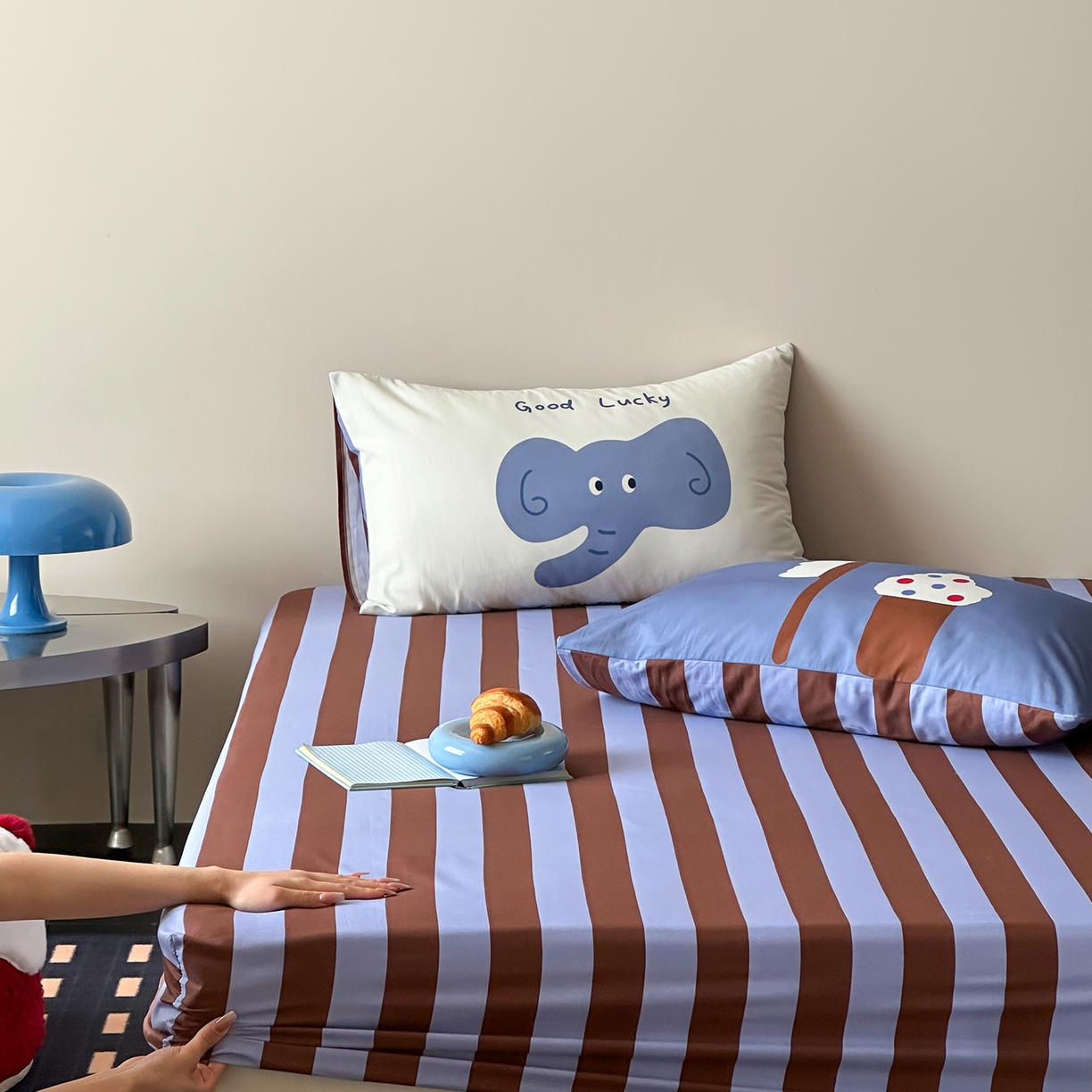 91家纺网 家纺一手货源 找家纺 桃子家居 2026新款A类全棉纯棉水洗简约混搭数码印花条纹星纹复古治愈卡通单品床单床笠系列 水洗棉单品床笠-蓝棕小甜象