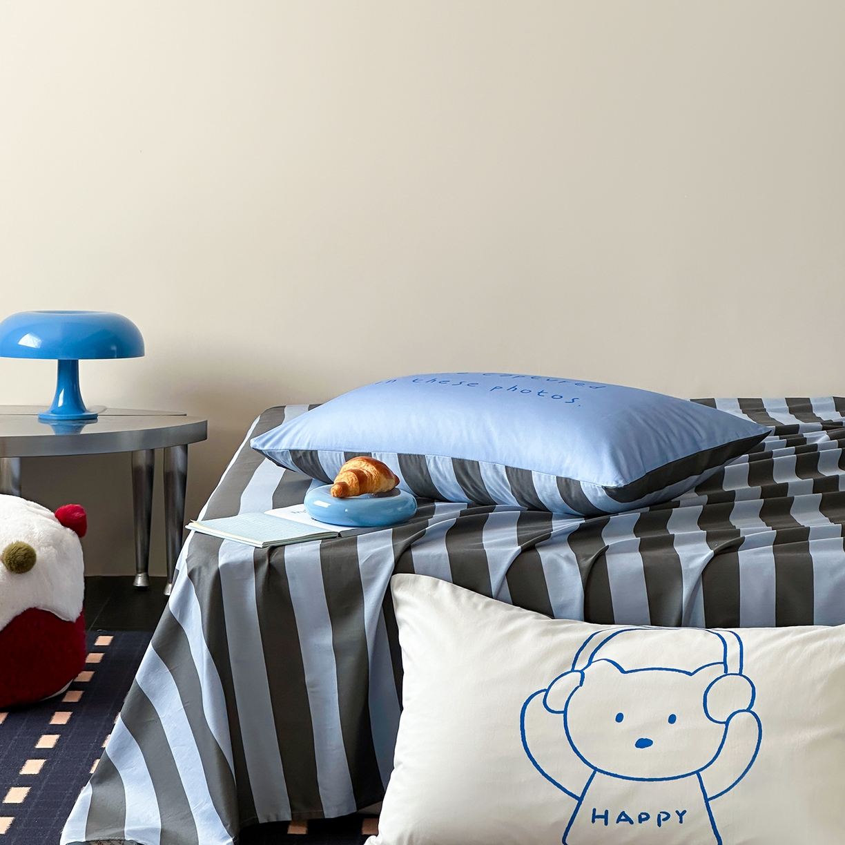 91家纺网 家纺一手货源 找家纺 桃子家居 2026新款A类全棉纯棉水洗简约混搭数码印花条纹星纹复古治愈卡通单品床单床笠系列 水洗棉单品床单-蓝灰时光熊