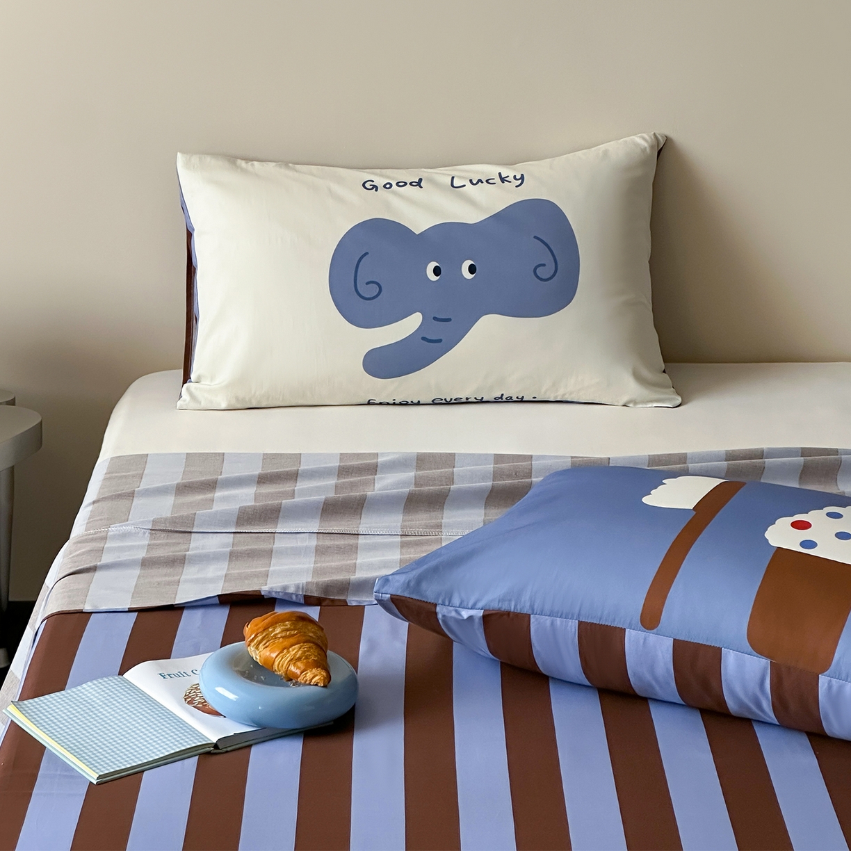 91家纺网 家纺一手货源 找家纺 桃子家居 2026新款A类全棉纯棉水洗简约混搭数码印花条纹星纹复古治愈卡通单品床单床笠系列 水洗棉单品床单-蓝棕小甜象