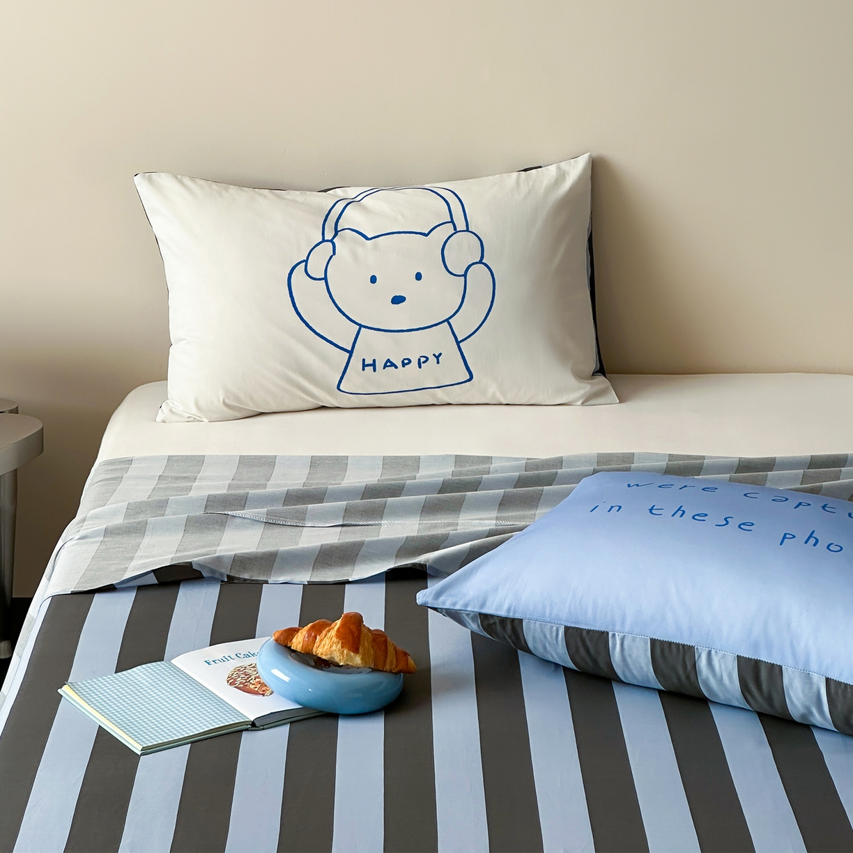 91家纺网 家纺一手货源 找家纺 桃子家居 2026新款A类全棉纯棉水洗简约混搭数码印花条纹星纹复古治愈卡通单品床单床笠系列 水洗棉单品床单-蓝灰时光熊