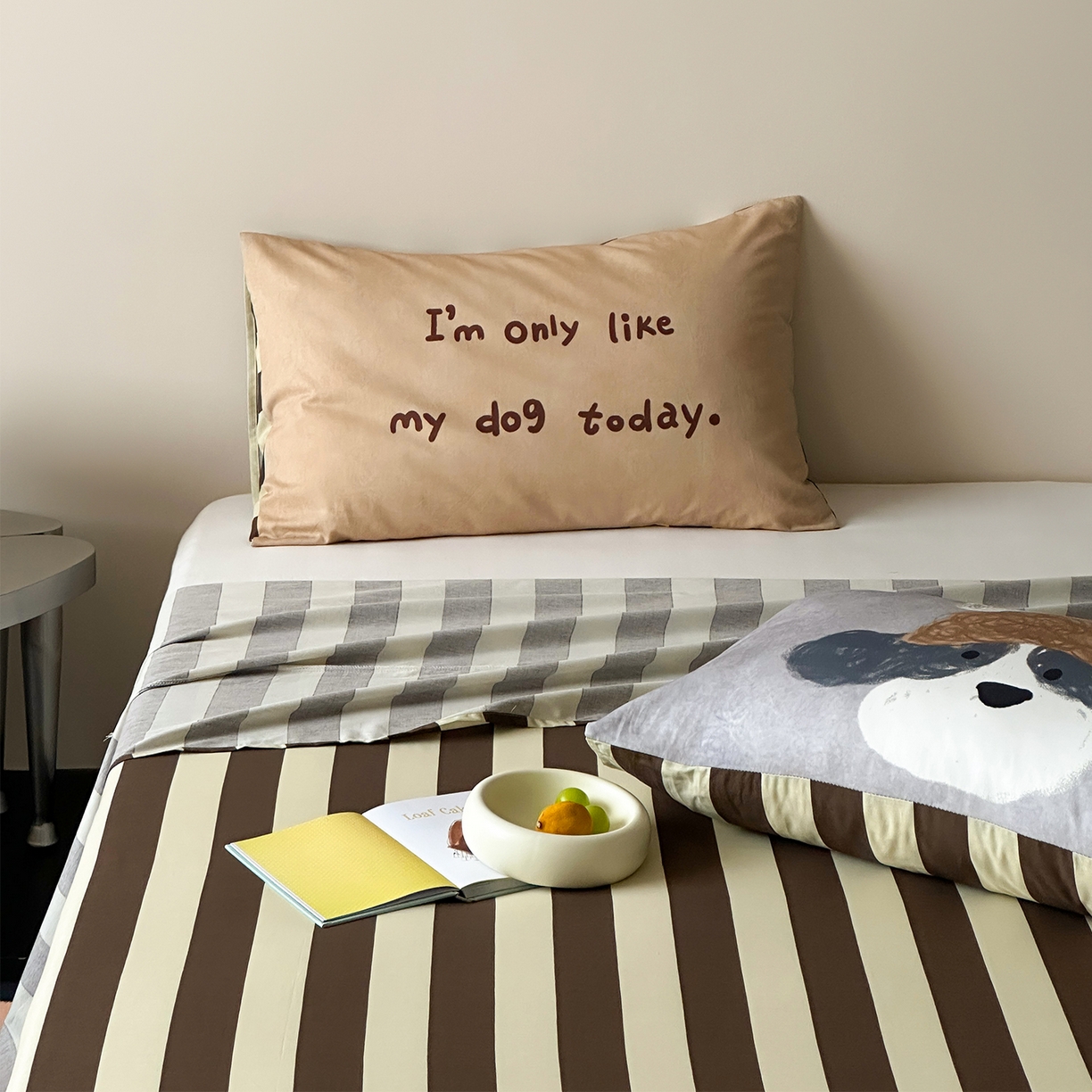 91家纺网 家纺一手货源 找家纺 桃子家居 2026新款A类全棉纯棉水洗简约混搭数码印花条纹星纹复古治愈卡通单品床单床笠系列 水洗棉单品床单-奶棕安睡狗