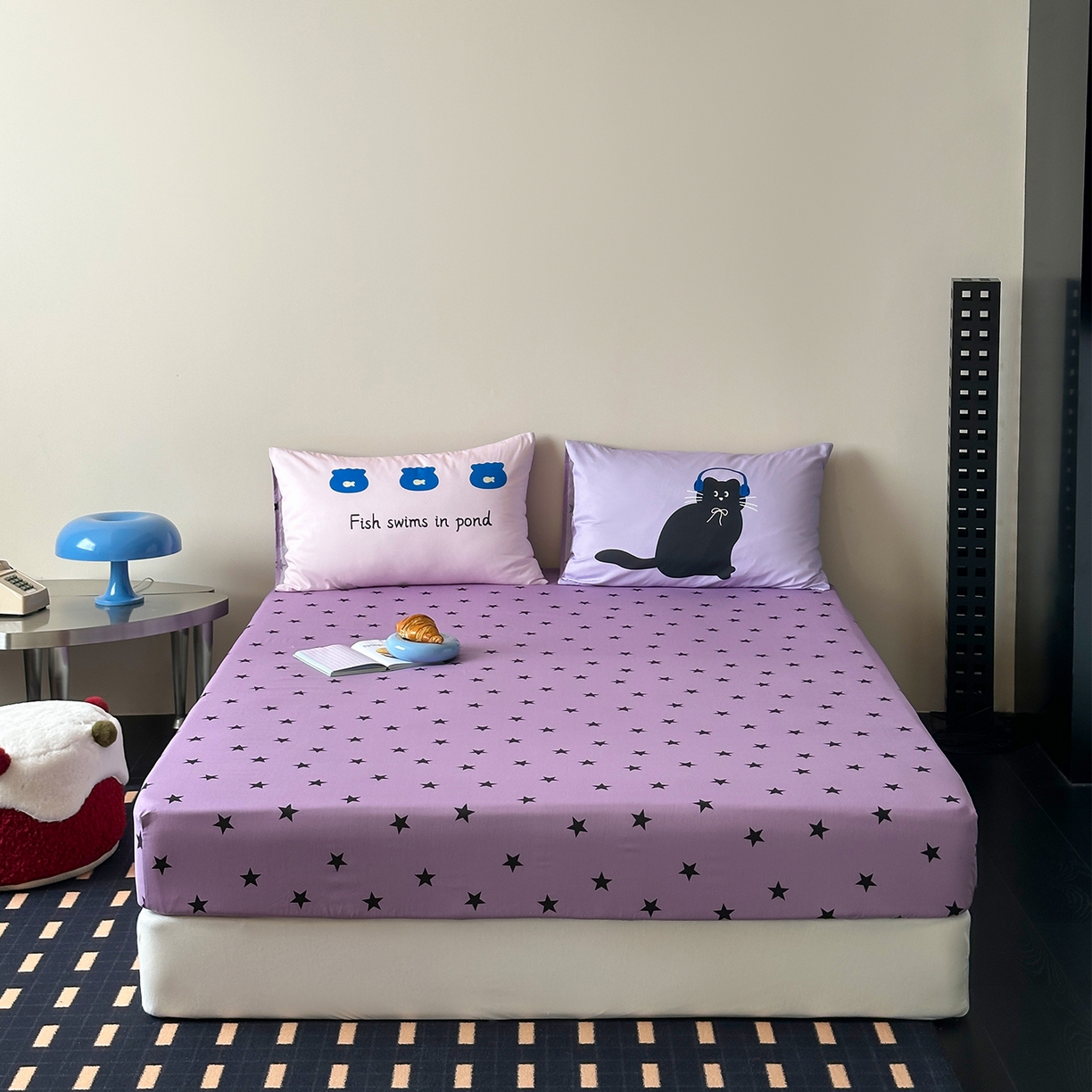 91家纺网 家纺一手货源 找家纺 桃子家居 2026新款A类全棉纯棉水洗简约混搭数码印花条纹星纹复古治愈卡通单品床单床笠系列 水洗棉单品床笠-紫星甜酷猫