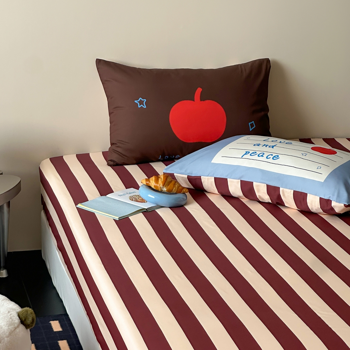 91家纺网 家纺一手货源 找家纺 桃子家居 2026新款A类全棉纯棉水洗简约混搭数码印花条纹星纹复古治愈卡通单品床单床笠系列 水洗棉单品床笠-布朗苹果屋