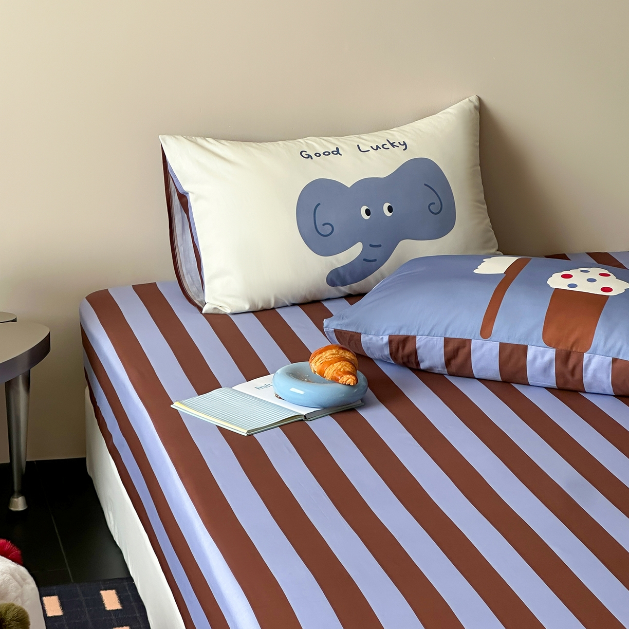 91家纺网 家纺一手货源 找家纺 桃子家居 2026新款A类全棉纯棉水洗简约混搭数码印花条纹星纹复古治愈卡通单品床单床笠系列 水洗棉单品床笠-蓝棕小甜象