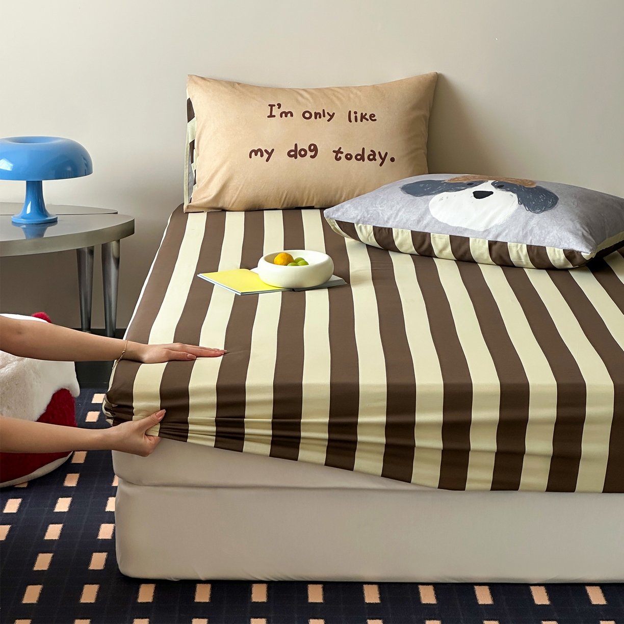91家纺网 家纺一手货源 找家纺 桃子家居 2026新款A类全棉纯棉水洗简约混搭数码印花条纹星纹复古治愈卡通单品床单床笠系列 水洗棉单品床笠-奶棕安睡狗