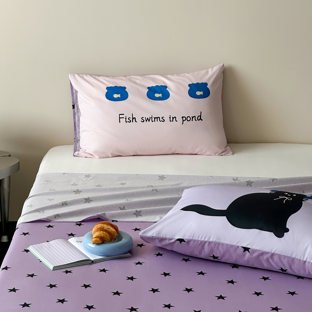 91家纺网 家纺一手货源 找家纺 桃子家居 2026新款A类全棉纯棉水洗简约混搭数码印花条纹星纹复古治愈卡通单品床单床笠系列 水洗棉单品床单-紫星甜酷猫