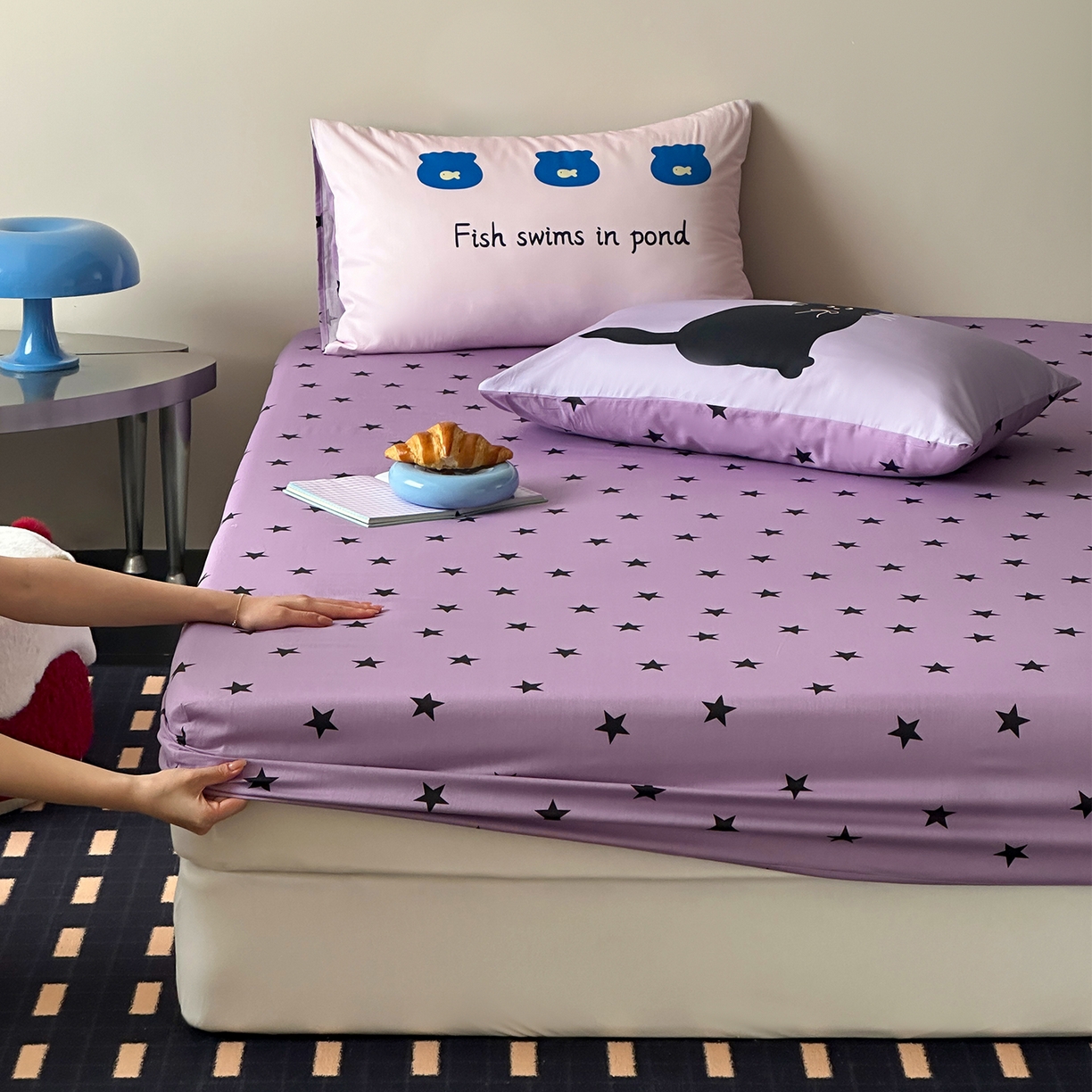 91家纺网 家纺一手货源 找家纺 桃子家居 2026新款A类全棉纯棉水洗简约混搭数码印花条纹星纹复古治愈卡通单品床单床笠系列 水洗棉单品床笠-紫星甜酷猫
