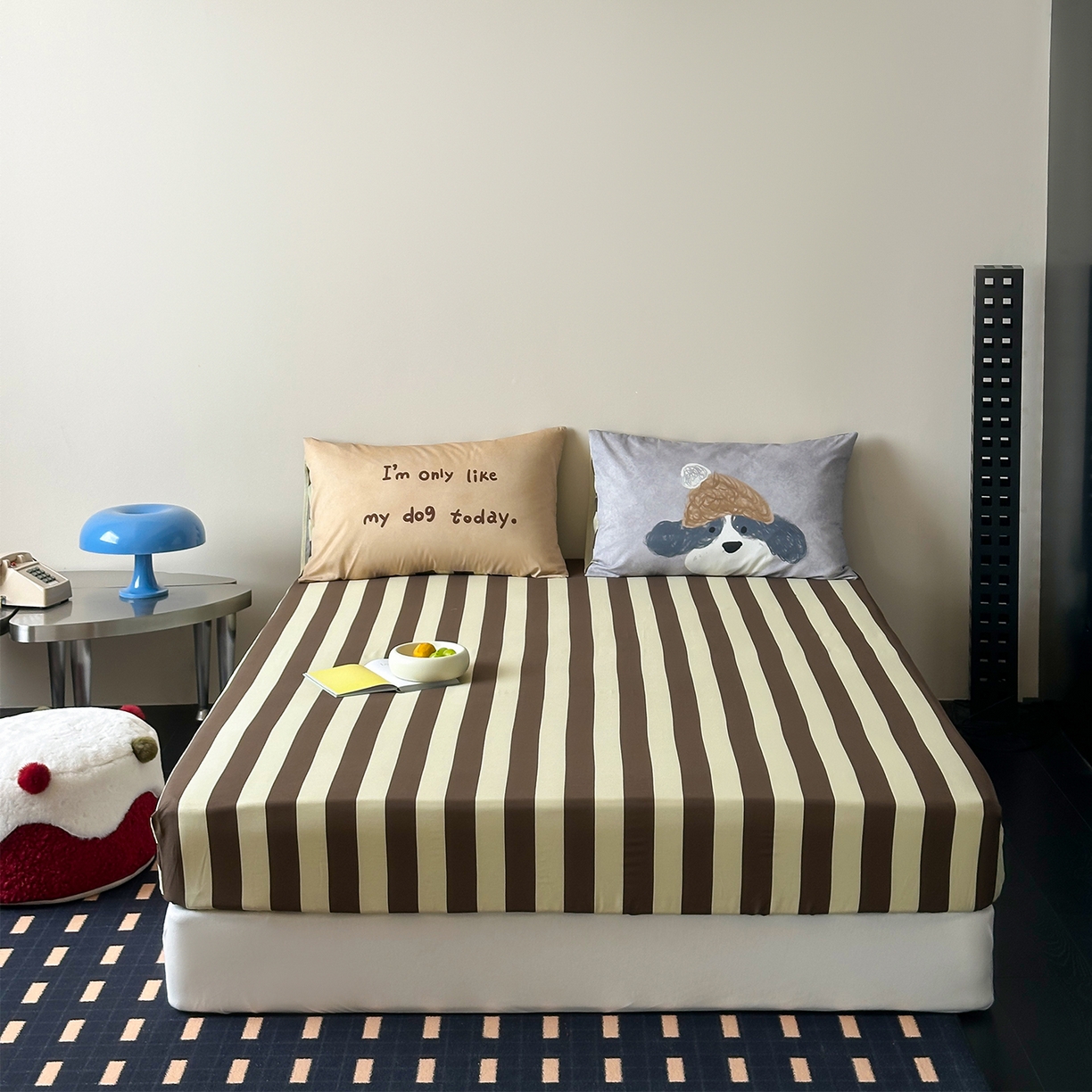 91家纺网 家纺一手货源 找家纺 桃子家居 2026新款A类全棉纯棉水洗简约混搭数码印花条纹星纹复古治愈卡通单品床单床笠系列 水洗棉单品床笠-奶棕安睡狗