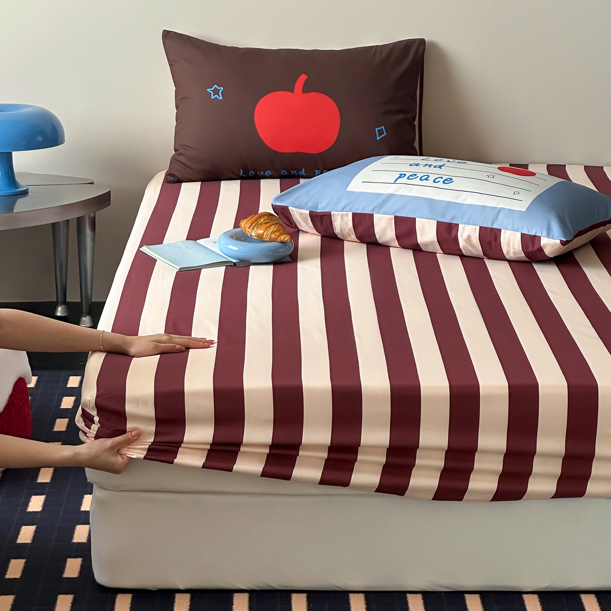 91家纺网 家纺一手货源 找家纺 桃子家居 2026新款A类全棉纯棉水洗简约混搭数码印花条纹星纹复古治愈卡通单品床单床笠系列 水洗棉单品床笠-布朗苹果屋