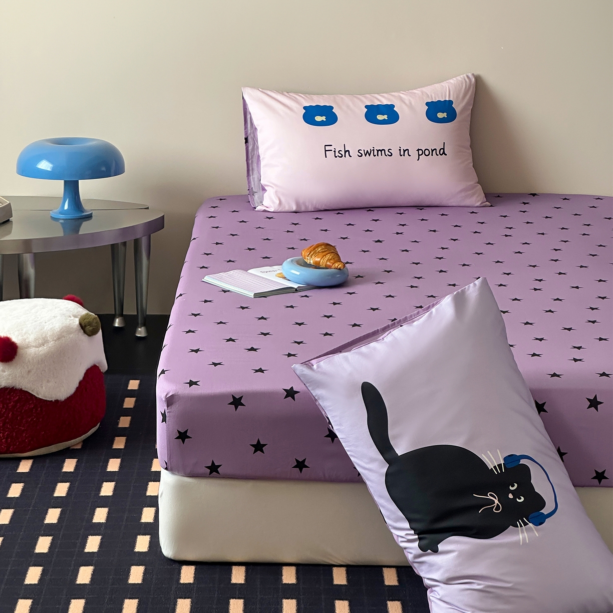 91家纺网 家纺一手货源 找家纺 桃子家居 2026新款A类全棉纯棉水洗简约混搭数码印花条纹星纹复古治愈卡通单品床单床笠系列 水洗棉单品床笠-紫星甜酷猫