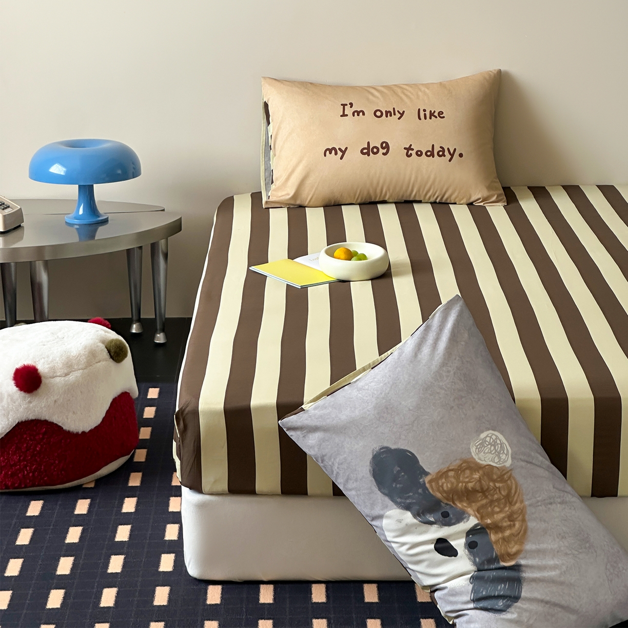 91家纺网 家纺一手货源 找家纺 桃子家居 2026新款A类全棉纯棉水洗简约混搭数码印花条纹星纹复古治愈卡通单品床单床笠系列 水洗棉单品床笠-奶棕安睡狗