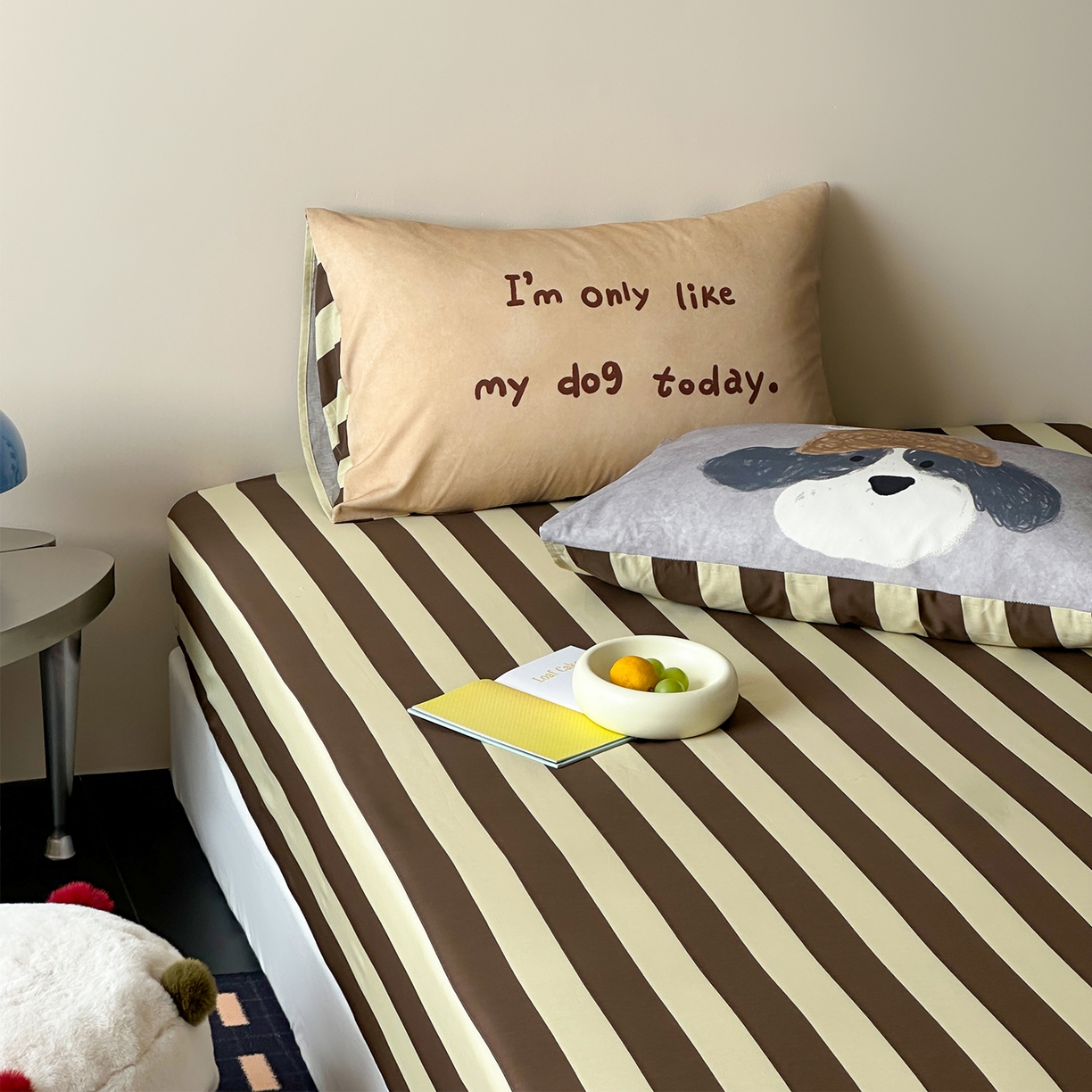 91家纺网 家纺一手货源 找家纺 桃子家居 2026新款A类全棉纯棉水洗简约混搭数码印花条纹星纹复古治愈卡通单品床单床笠系列 水洗棉单品床笠-奶棕安睡狗