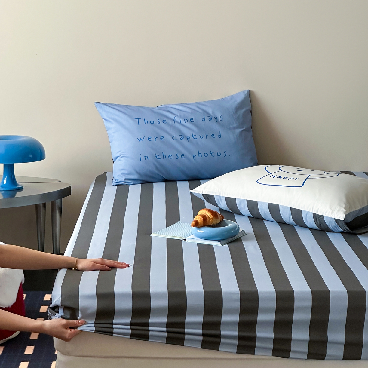 91家纺网 家纺一手货源 找家纺 桃子家居 2026新款A类全棉纯棉水洗简约混搭数码印花条纹星纹复古治愈卡通单品床单床笠系列 水洗棉单品床笠-蓝灰时光熊