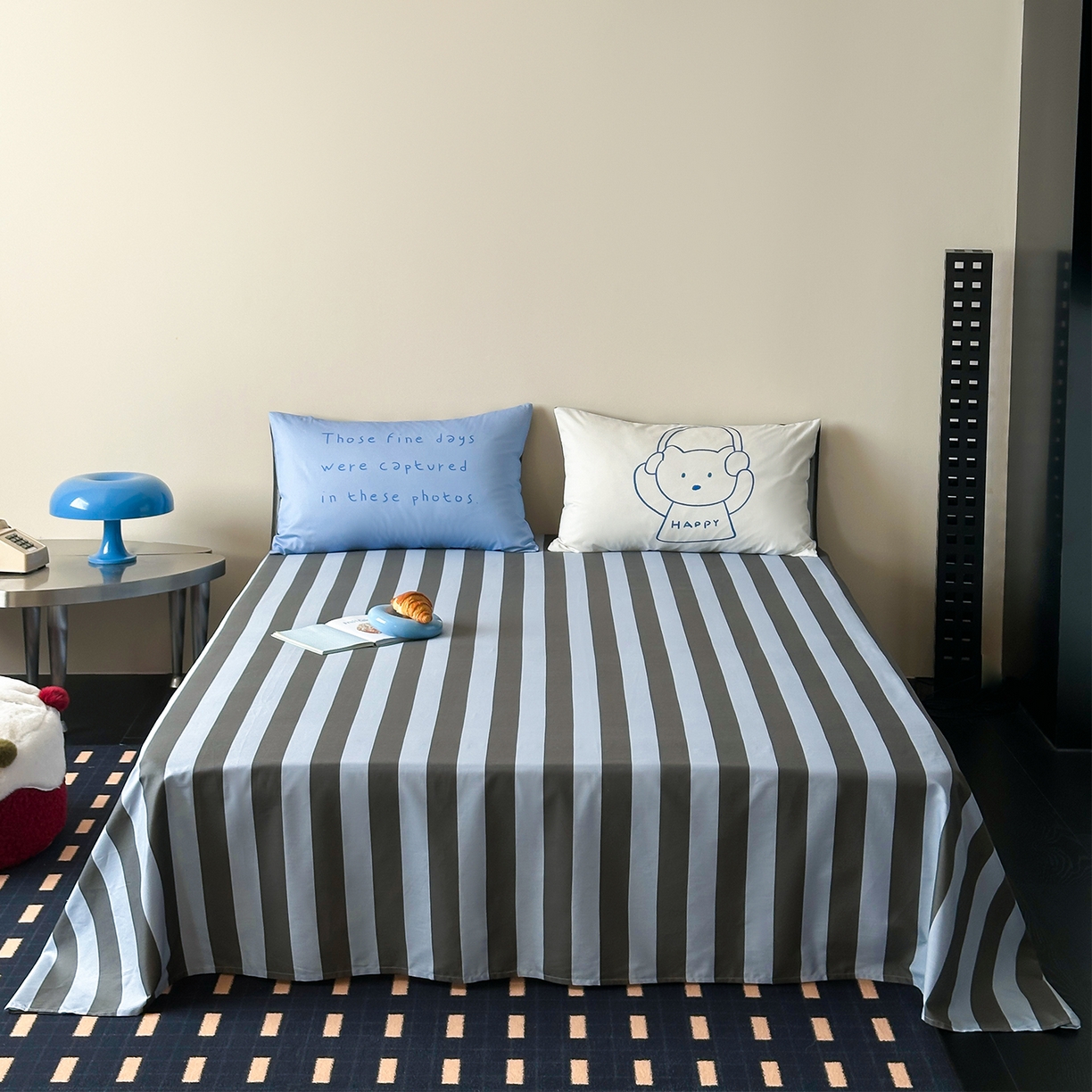 91家纺网 家纺一手货源 找家纺 桃子家居 2026新款A类全棉纯棉水洗简约混搭数码印花条纹星纹复古治愈卡通单品床单床笠系列 水洗棉单品床单-蓝灰时光熊