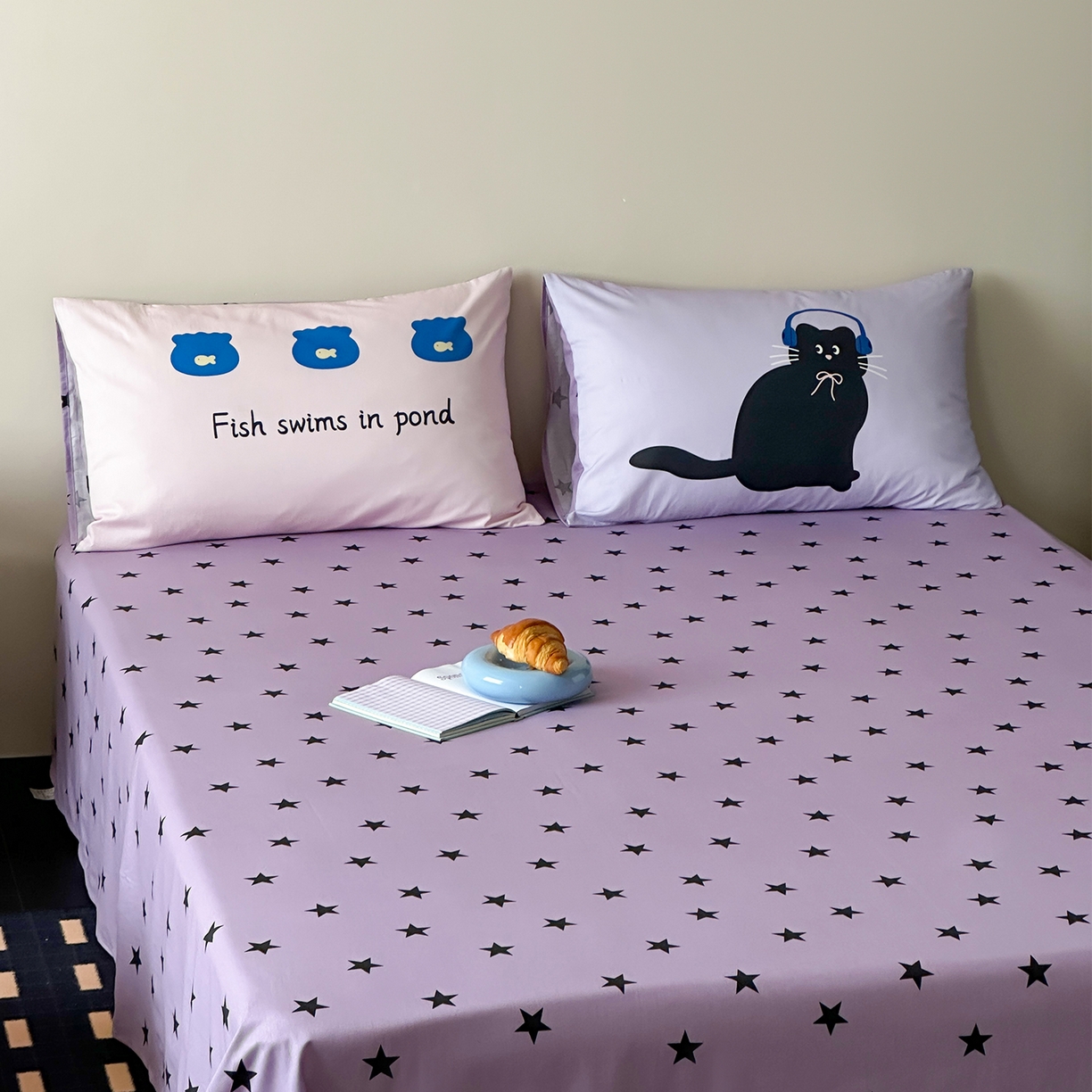 91家纺网 家纺一手货源 找家纺 桃子家居 2026新款A类全棉纯棉水洗简约混搭数码印花条纹星纹复古治愈卡通单品床单床笠系列 水洗棉单品床单-紫星甜酷猫