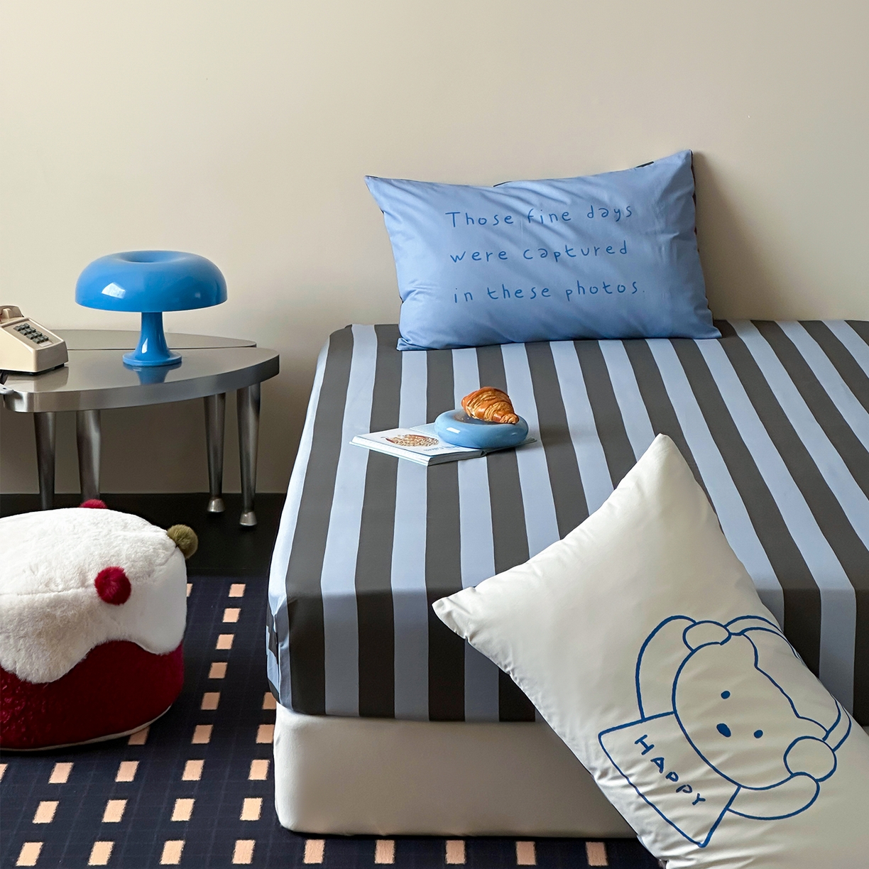 91家纺网 家纺一手货源 找家纺 桃子家居 2026新款A类全棉纯棉水洗简约混搭数码印花条纹星纹复古治愈卡通单品床单床笠系列 水洗棉单品床笠-蓝灰时光熊