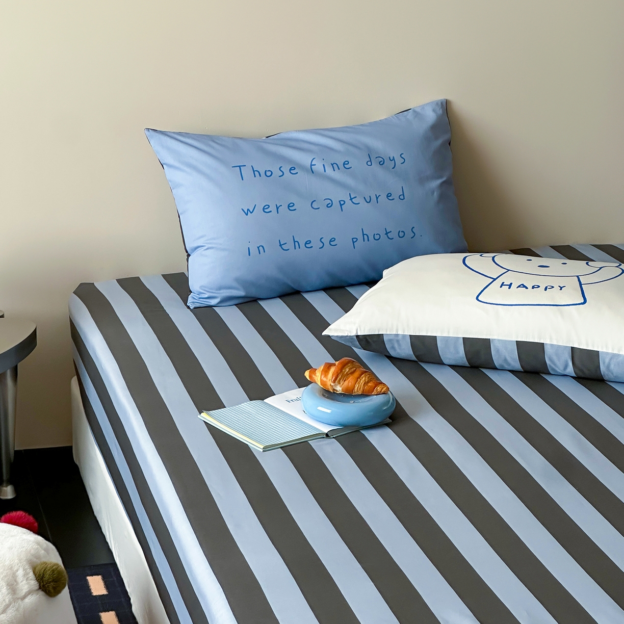 91家纺网 家纺一手货源 找家纺 桃子家居 2026新款A类全棉纯棉水洗简约混搭数码印花条纹星纹复古治愈卡通单品床单床笠系列 水洗棉单品床笠-蓝灰时光熊