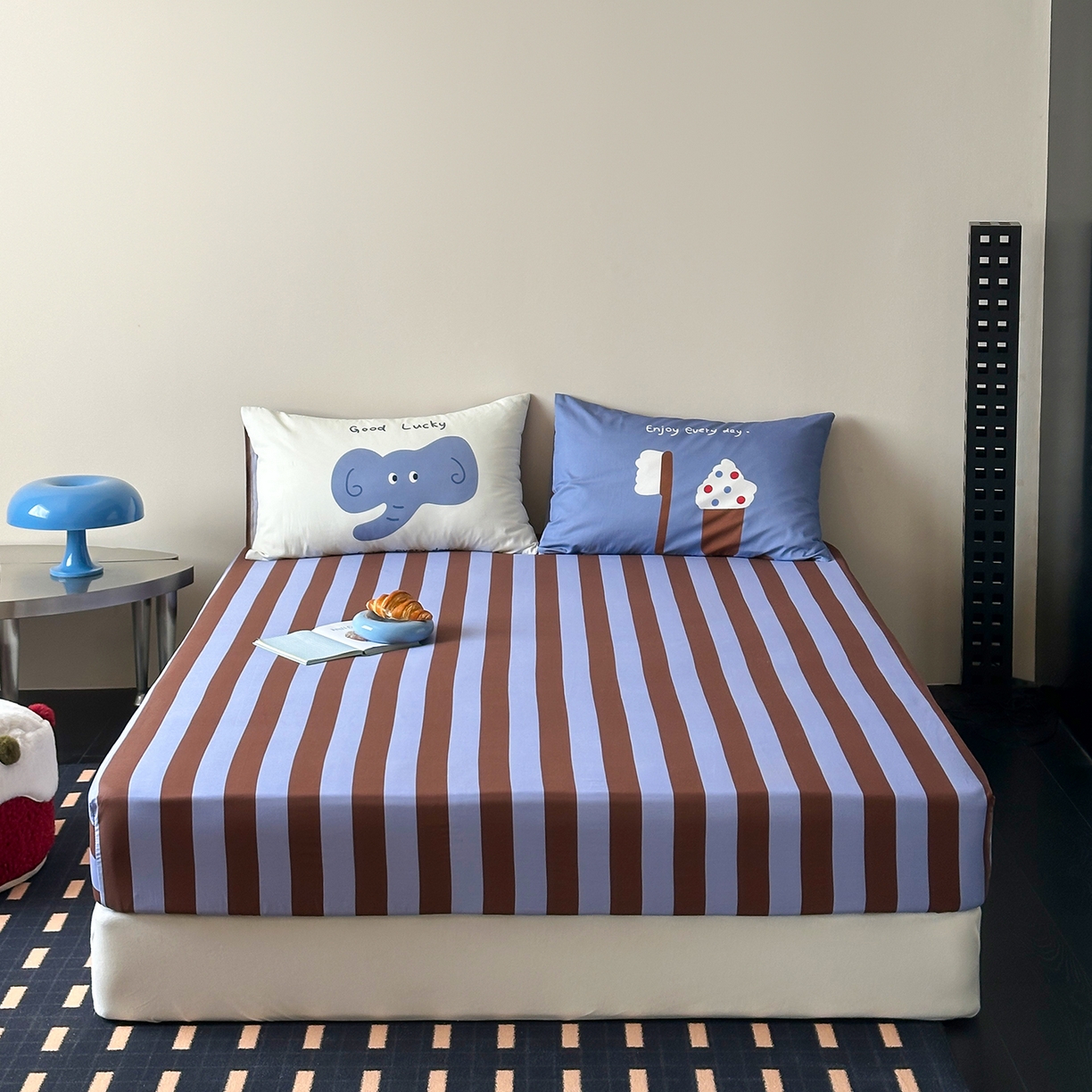 91家纺网 家纺一手货源 找家纺 桃子家居 2026新款A类全棉纯棉水洗简约混搭数码印花条纹星纹复古治愈卡通单品床单床笠系列 水洗棉单品床笠-蓝棕小甜象