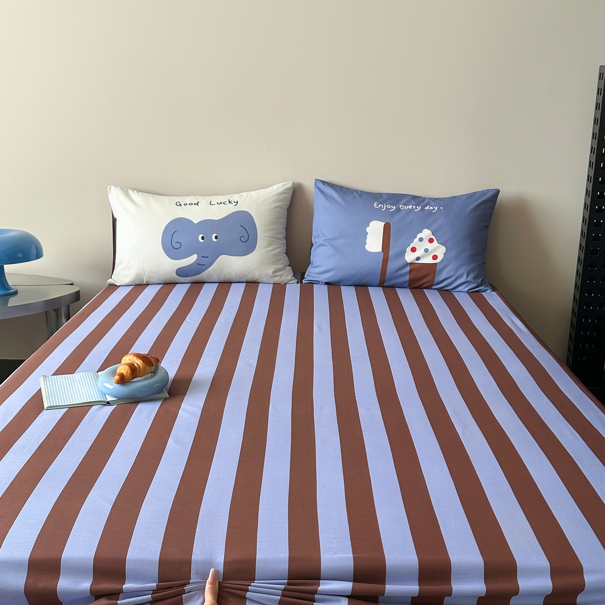 91家纺网 家纺一手货源 找家纺 桃子家居 2026新款A类全棉纯棉水洗简约混搭数码印花条纹星纹复古治愈卡通单品床单床笠系列 水洗棉单品床笠-蓝棕小甜象