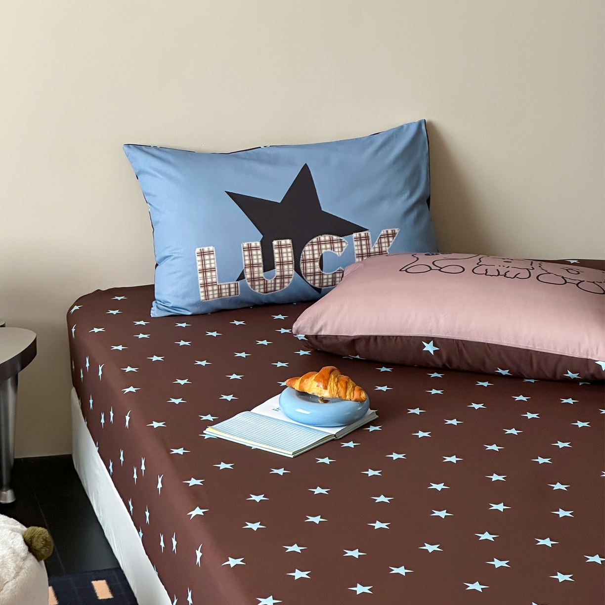 91家纺网 家纺一手货源 找家纺 桃子家居 2026新款A类全棉纯棉水洗简约混搭数码印花条纹星纹复古治愈卡通单品床单床笠系列 水洗棉单品床笠-棕星汪星人