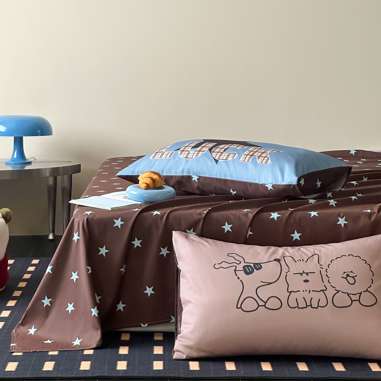 91家纺网 家纺一手货源 找家纺 桃子家居 2026新款A类全棉纯棉水洗简约混搭数码印花条纹星纹复古治愈卡通单品床单床笠系列 水洗棉单品床单-棕星汪星人