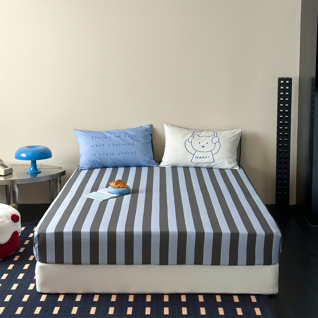 91家纺网 家纺一手货源 找家纺 桃子家居 2026新款A类全棉纯棉水洗简约混搭数码印花条纹星纹复古治愈卡通单品床单床笠系列 水洗棉单品床笠-蓝灰时光熊