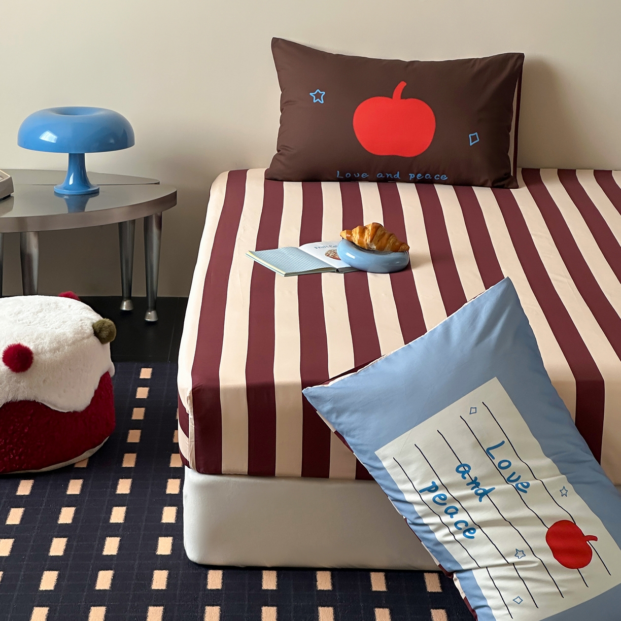 91家纺网 家纺一手货源 找家纺 桃子家居 2026新款A类全棉纯棉水洗简约混搭数码印花条纹星纹复古治愈卡通单品床单床笠系列 水洗棉单品床笠-布朗苹果屋