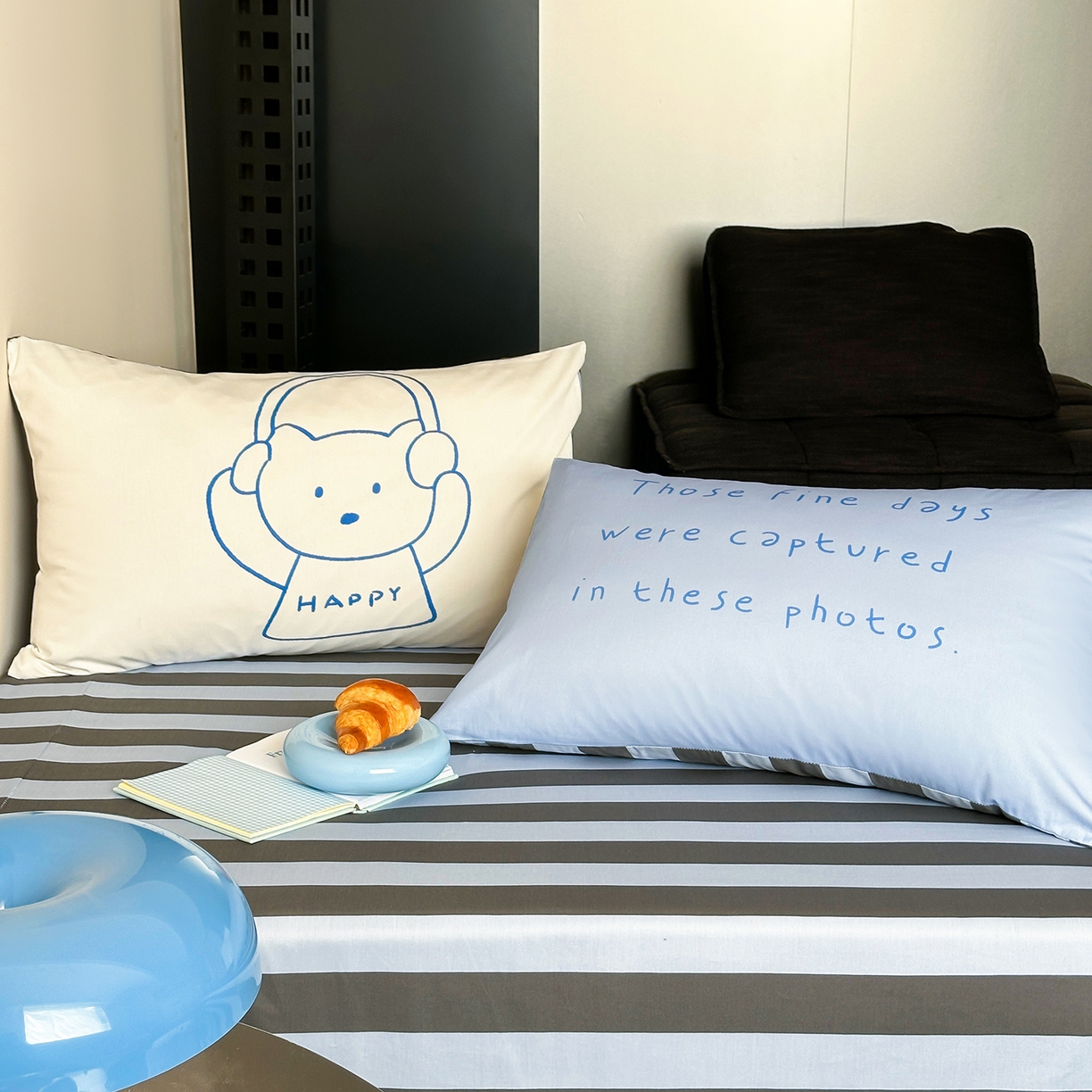 91家纺网 家纺一手货源 找家纺 桃子家居 2026新款A类全棉纯棉水洗简约混搭数码印花条纹星纹复古治愈卡通单品床单床笠系列 水洗棉单品床单-蓝灰时光熊