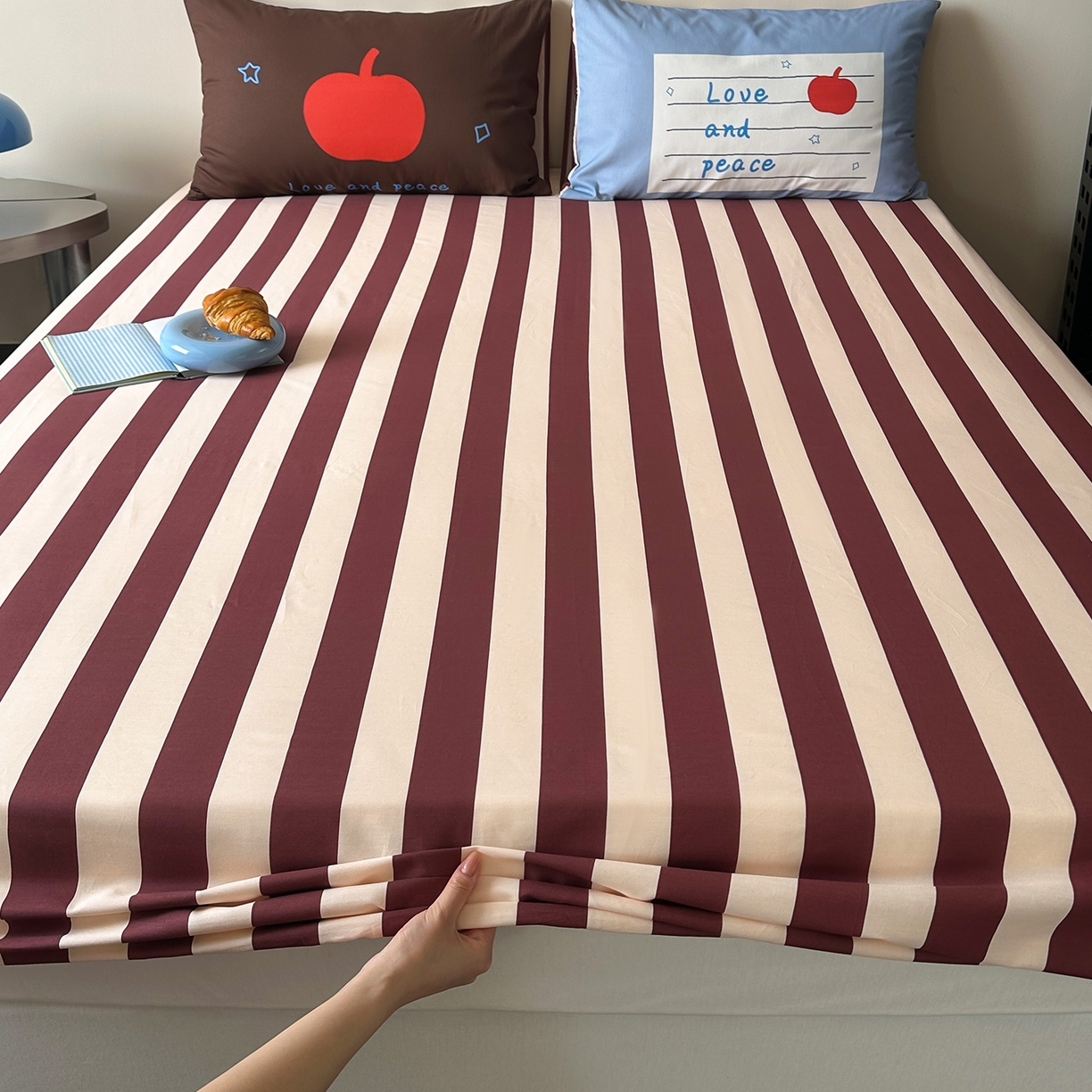 91家纺网 家纺一手货源 找家纺 桃子家居 2026新款A类全棉纯棉水洗简约混搭数码印花条纹星纹复古治愈卡通单品床单床笠系列 水洗棉单品床笠-布朗苹果屋