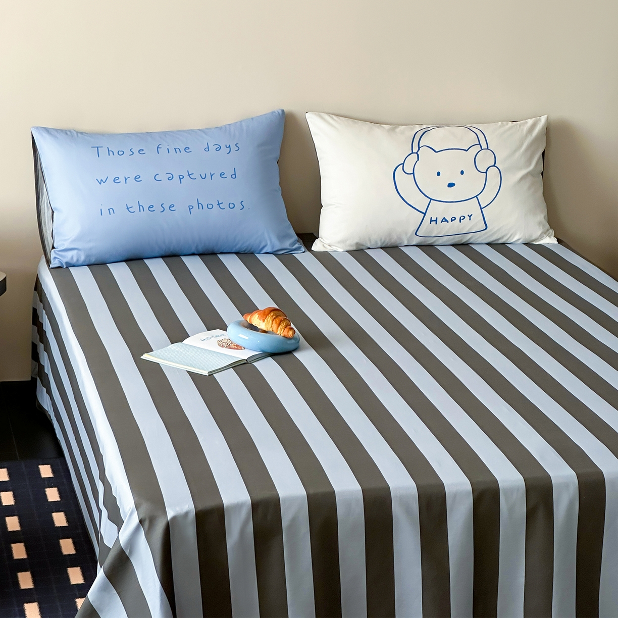 91家纺网 家纺一手货源 找家纺 桃子家居 2026新款A类全棉纯棉水洗简约混搭数码印花条纹星纹复古治愈卡通单品床单床笠系列 水洗棉单品床单-蓝灰时光熊