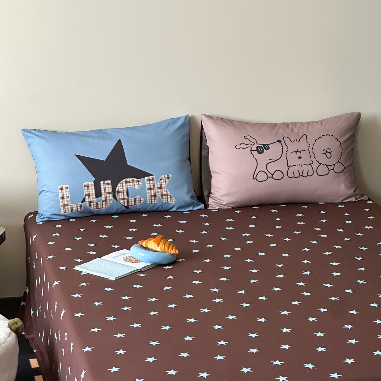 91家纺网 家纺一手货源 找家纺 桃子家居 2026新款A类全棉纯棉水洗简约混搭数码印花条纹星纹复古治愈卡通单品床单床笠系列 水洗棉单品床单-棕星汪星人