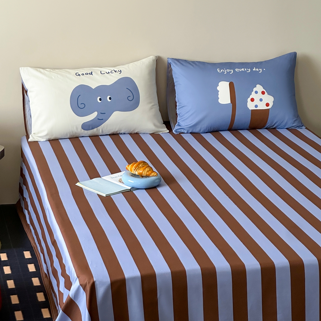 91家纺网 家纺一手货源 找家纺 桃子家居 2026新款A类全棉纯棉水洗简约混搭数码印花条纹星纹复古治愈卡通单品床单床笠系列 水洗棉单品床单-蓝棕小甜象