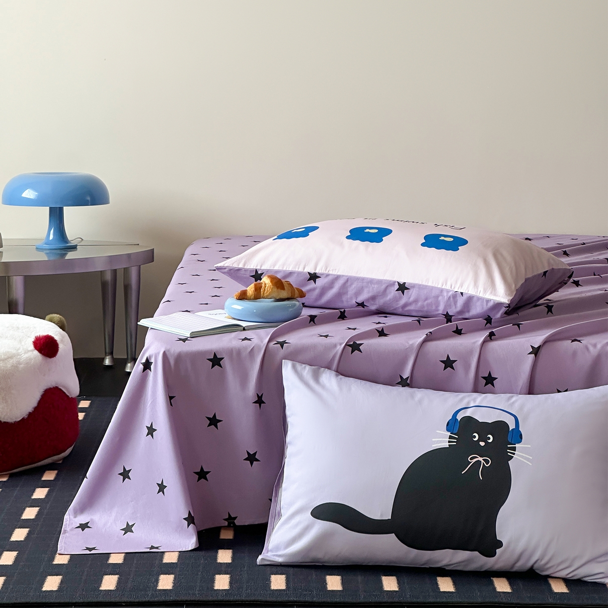 91家纺网 家纺一手货源 找家纺 桃子家居 2026新款A类全棉纯棉水洗简约混搭数码印花条纹星纹复古治愈卡通单品床单床笠系列 水洗棉单品床单-紫星甜酷猫