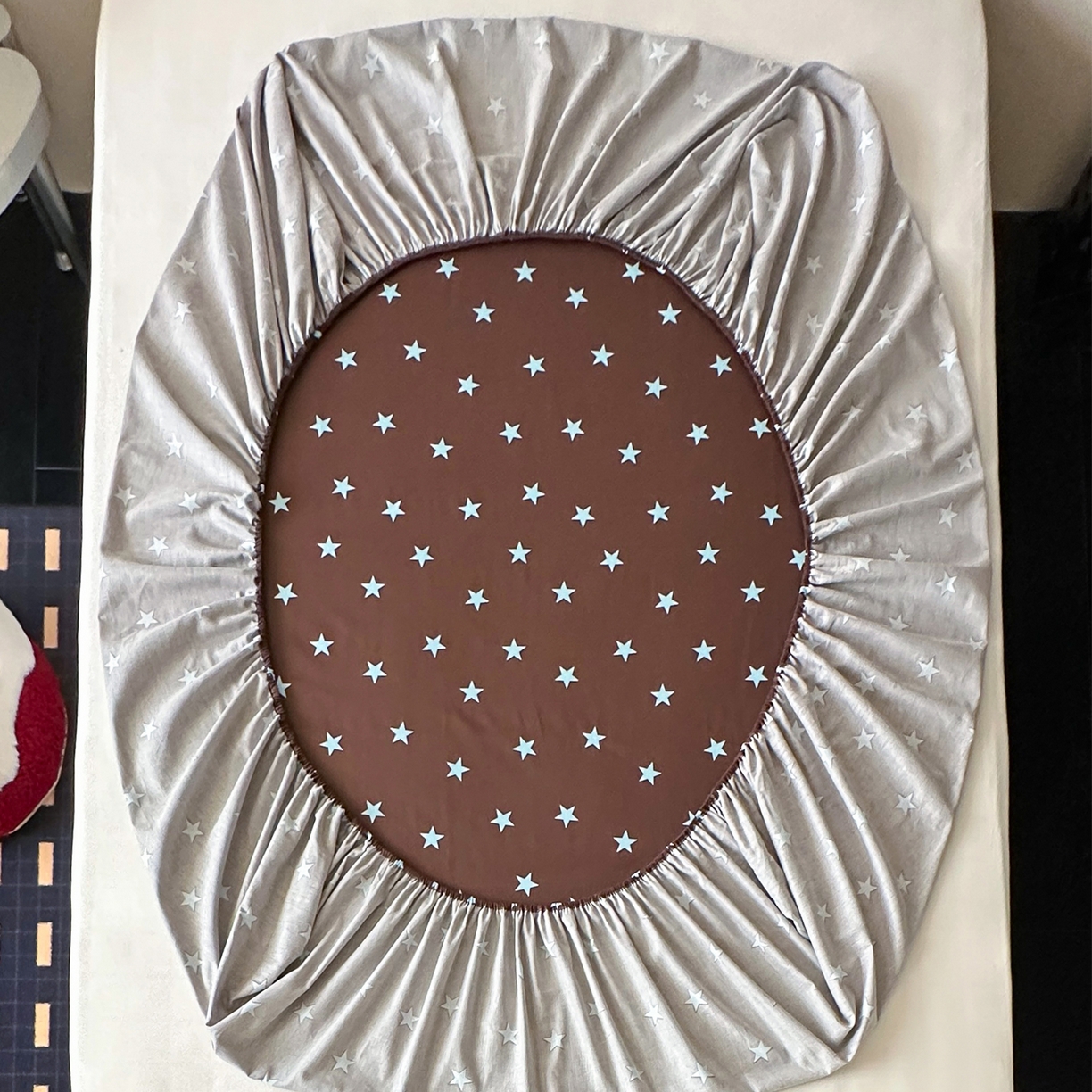 91家纺网 家纺一手货源 找家纺 桃子家居 2026新款A类全棉纯棉水洗简约混搭数码印花条纹星纹复古治愈卡通单品床单床笠系列 水洗棉单品床笠-棕星汪星人