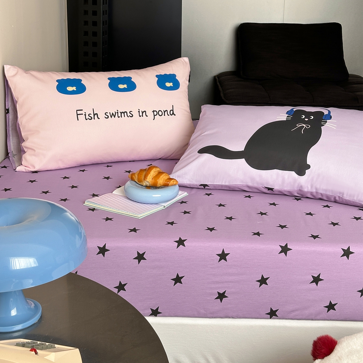 91家纺网 家纺一手货源 找家纺 桃子家居 2026新款A类全棉纯棉水洗简约混搭数码印花条纹星纹复古治愈卡通单品床单床笠系列 水洗棉单品床笠-紫星甜酷猫