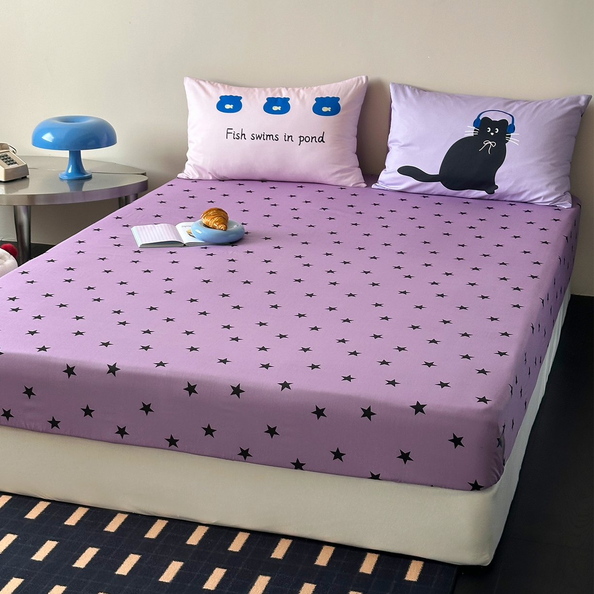 91家纺网 家纺一手货源 找家纺 桃子家居 2026新款A类全棉纯棉水洗简约混搭数码印花条纹星纹复古治愈卡通单品床单床笠系列 水洗棉单品床笠-紫星甜酷猫