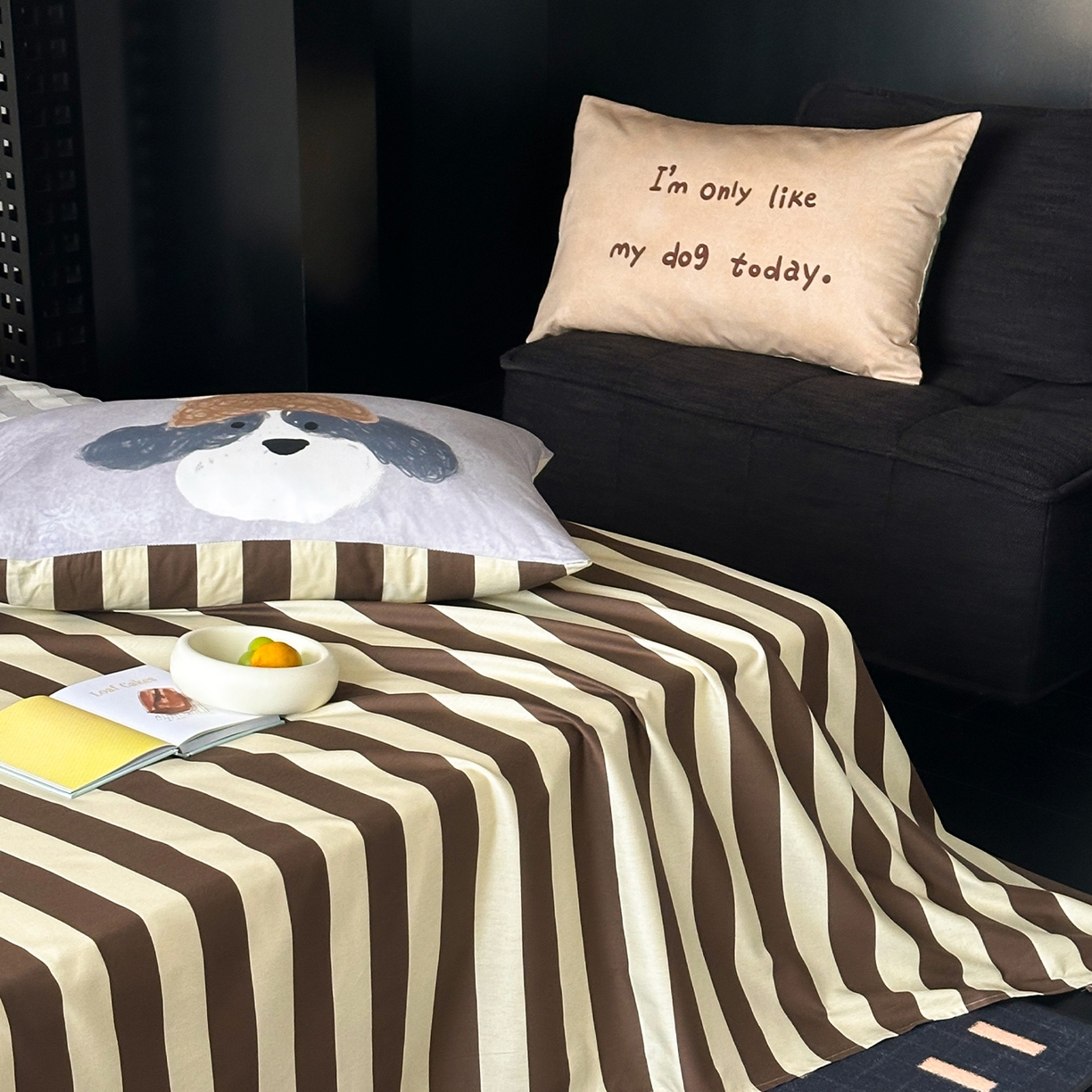 91家纺网 家纺一手货源 找家纺 桃子家居 2026新款A类全棉纯棉水洗简约混搭数码印花条纹星纹复古治愈卡通单品床单床笠系列 水洗棉单品床单-奶棕安睡狗