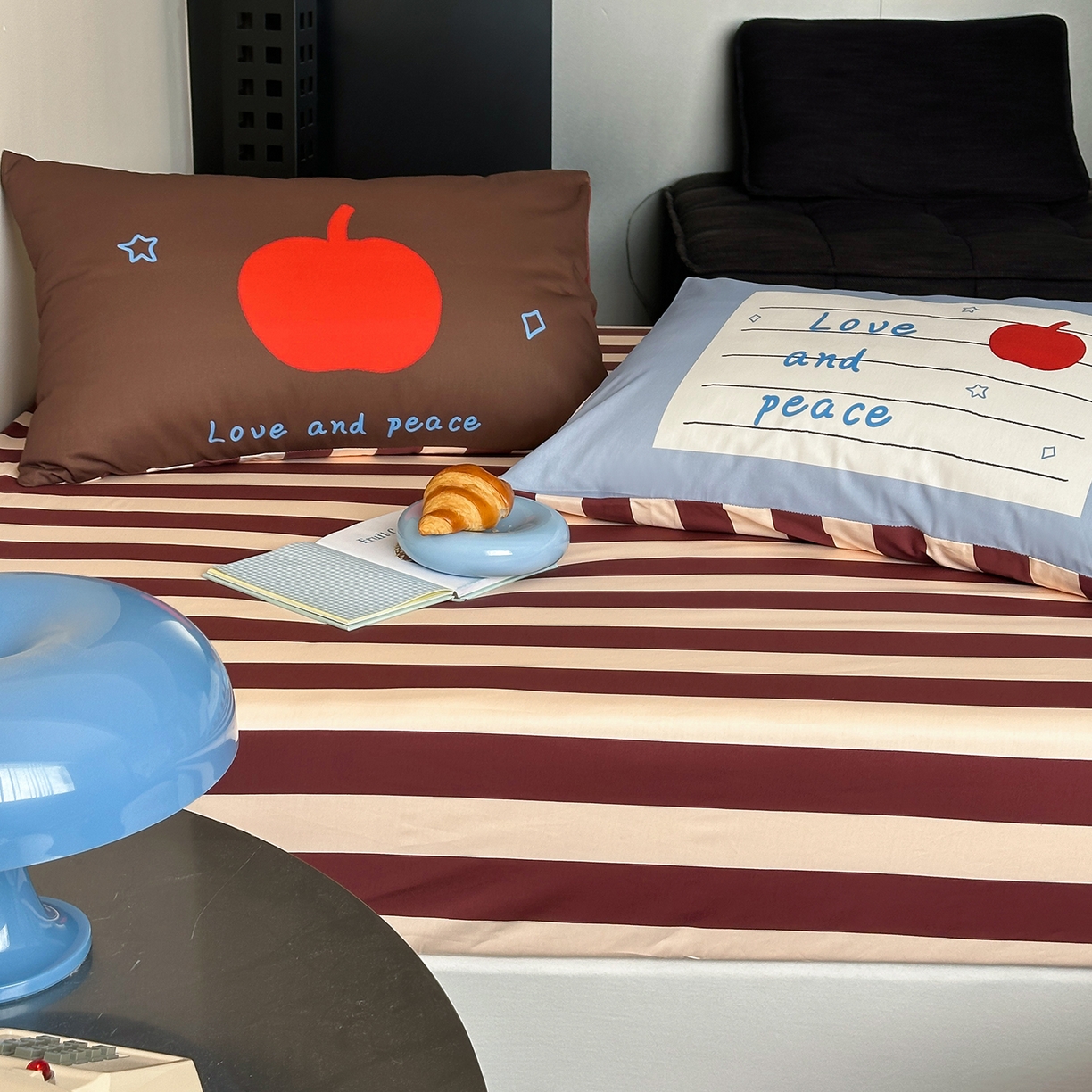 91家纺网 家纺一手货源 找家纺 桃子家居 2026新款A类全棉纯棉水洗简约混搭数码印花条纹星纹复古治愈卡通单品床单床笠系列 水洗棉单品床笠-布朗苹果屋